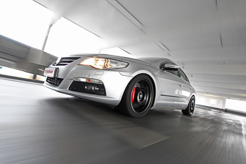photo 4 Volkswagen CC custom wheels OZ Ultraleggera 18x8.0, ET +35, tire size 235/40 R18. x ET