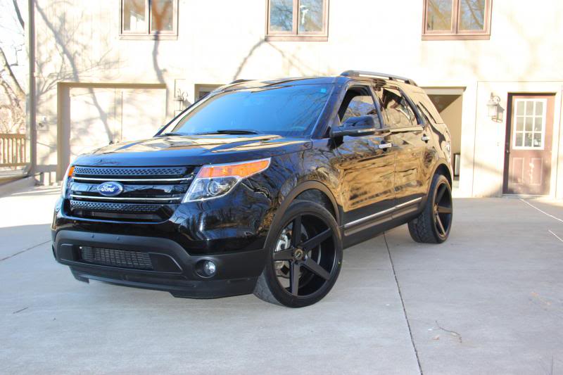 photo 1 Ford Explorer custom wheels KMC District 22x10.5, ET +28, tire size 285/35 R22. x ET 