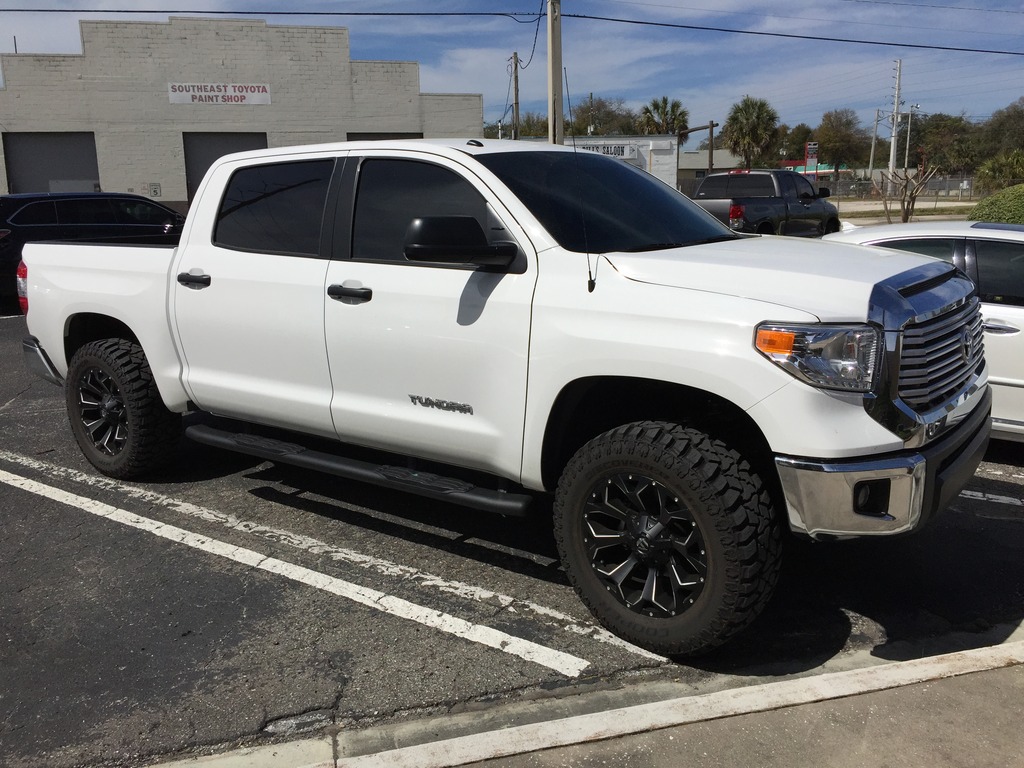 photo 1 Toyota Tundra custom wheels Fuel Assault 20x9.0, ET +20, tire size 315/60 R20. x ET 