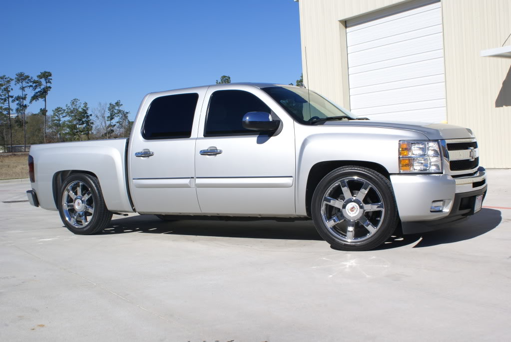 photo 2 Chevrolet Silverado 2500HD custom wheels OEM Cadillac Escaalde 22x, ET , tire size 275/45 R22. x ET 