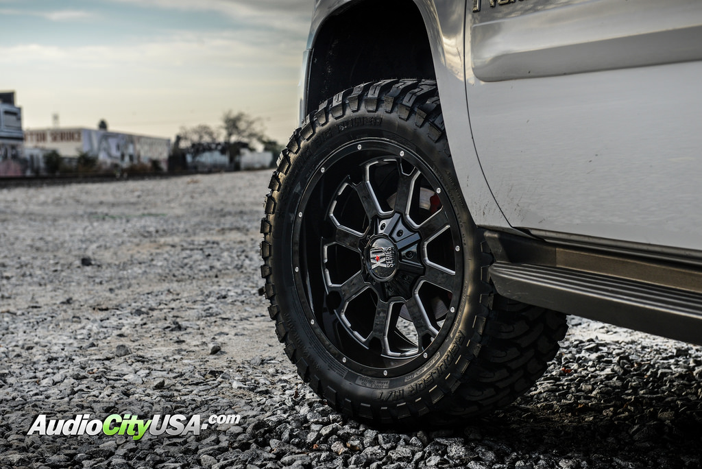 photo 1 GMC Yukon custom wheels XD 825 20x9.0, ET , tire size 315/50 R20. x ET