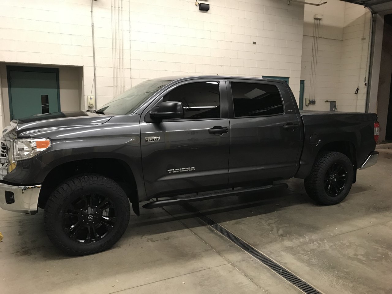 photo 2 Toyota Tundra custom wheels Fuel Vapor D560 20x, ET , tire size 295/60 R20. x ET 