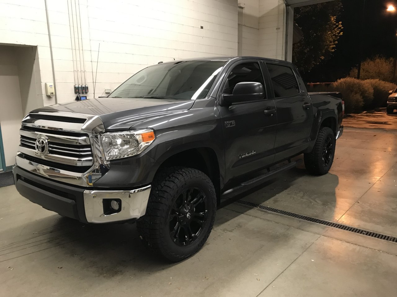 photo 3 Toyota Tundra custom wheels Fuel Vapor D560 20x, ET , tire size 295/60 R20. x ET 