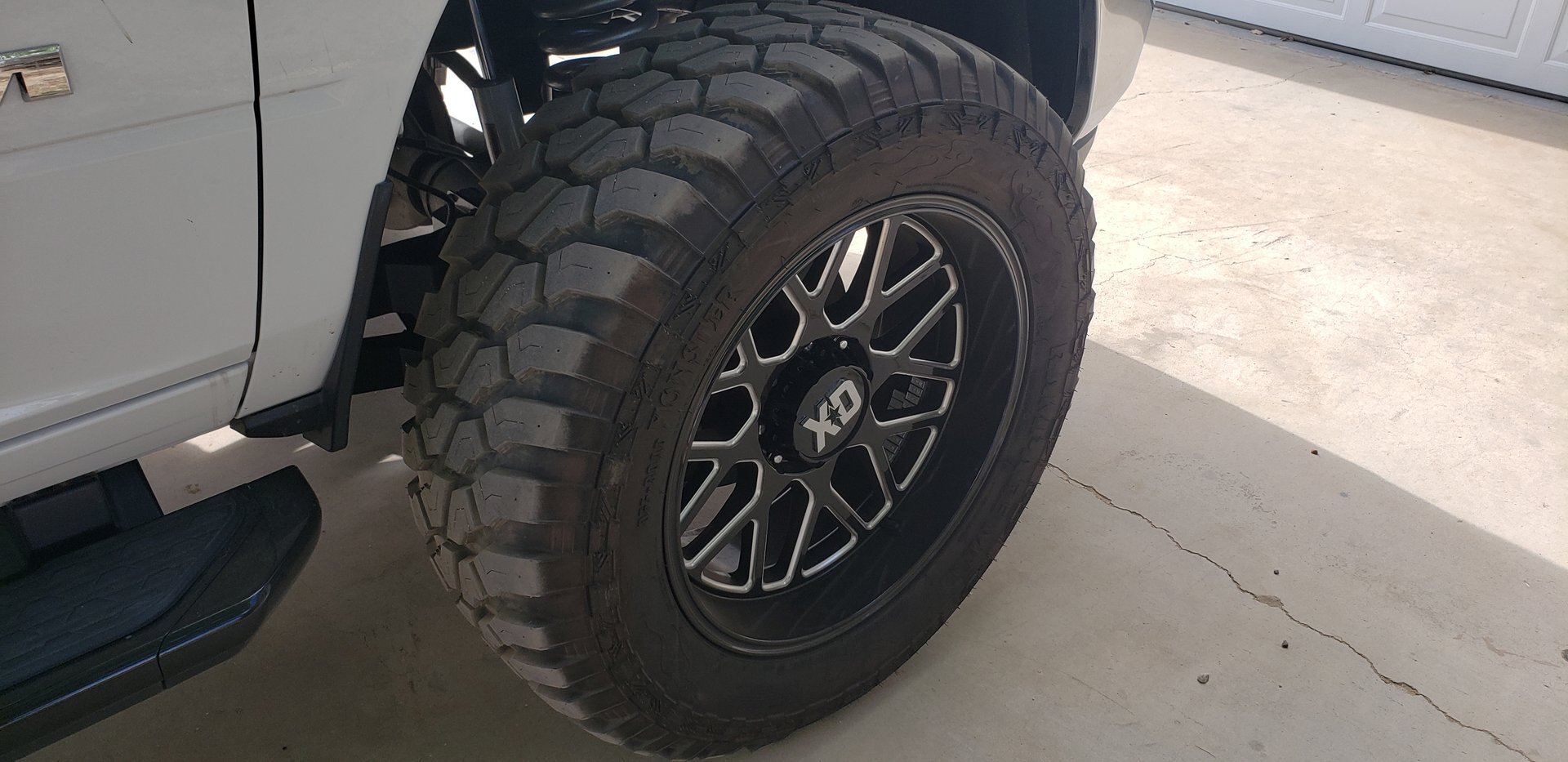 photo 1 RAM 2500 custom wheels 22x10.0, ET , tire size 37X12.5 R22. x ET
