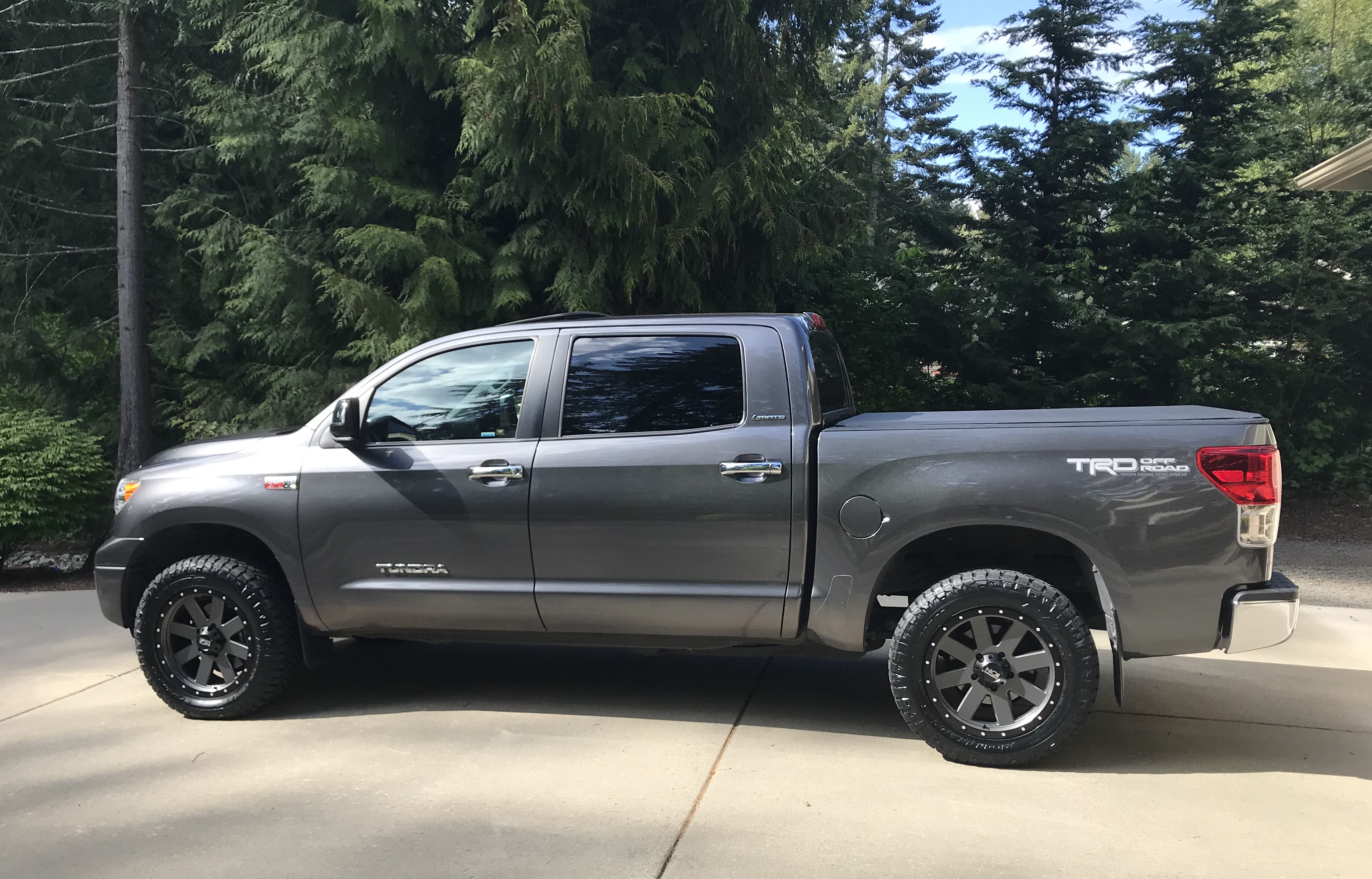 photo 4 Toyota Tundra custom wheels  134MG 20x9.0, ET +18, tire size 275/60 R20. x ET 