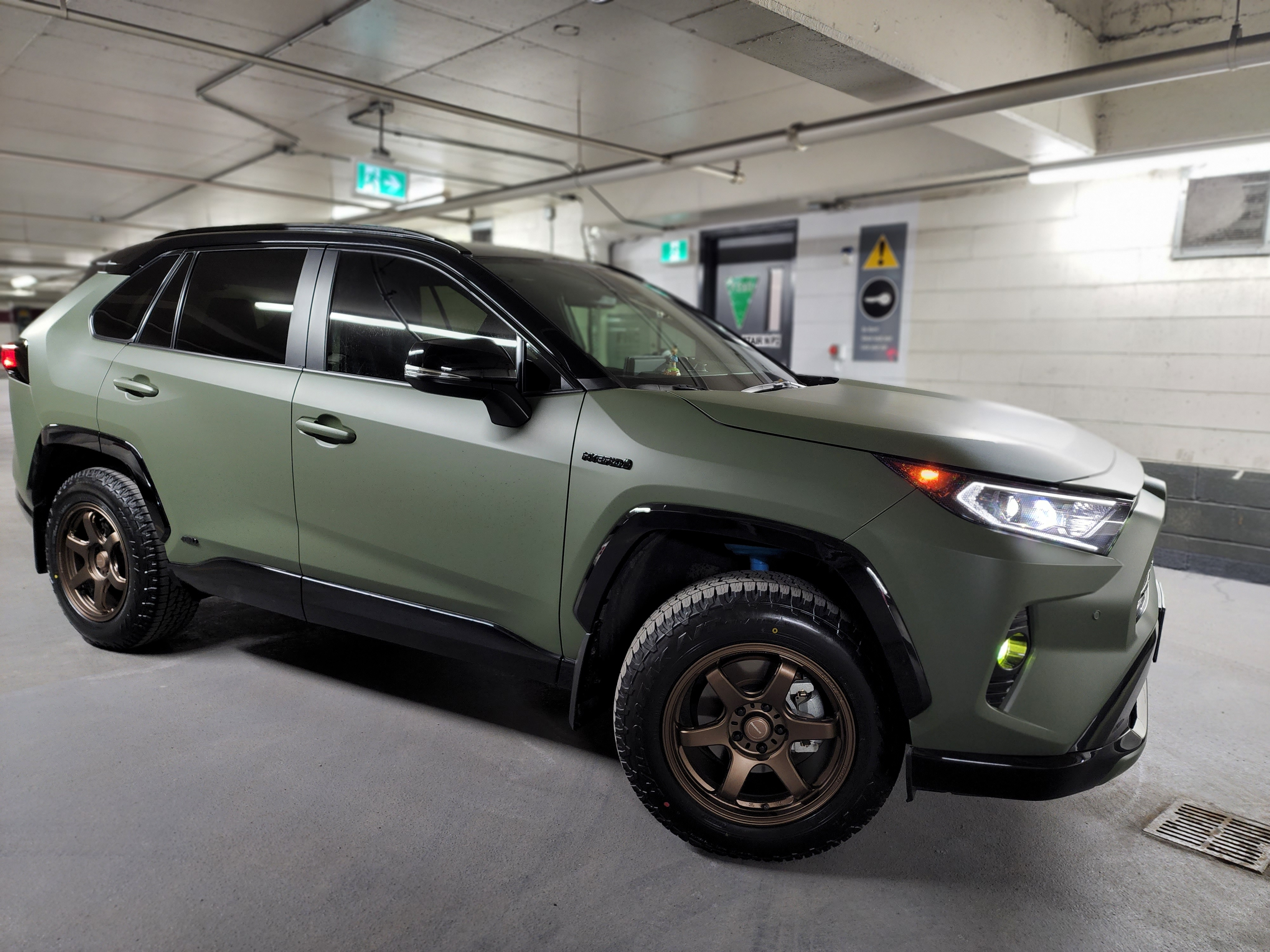photo 1 Toyota RAV4 Hybrid custom wheels  RF06RR bronze 17x9.0, ET +35, tire size 235/65 R17. x ET 