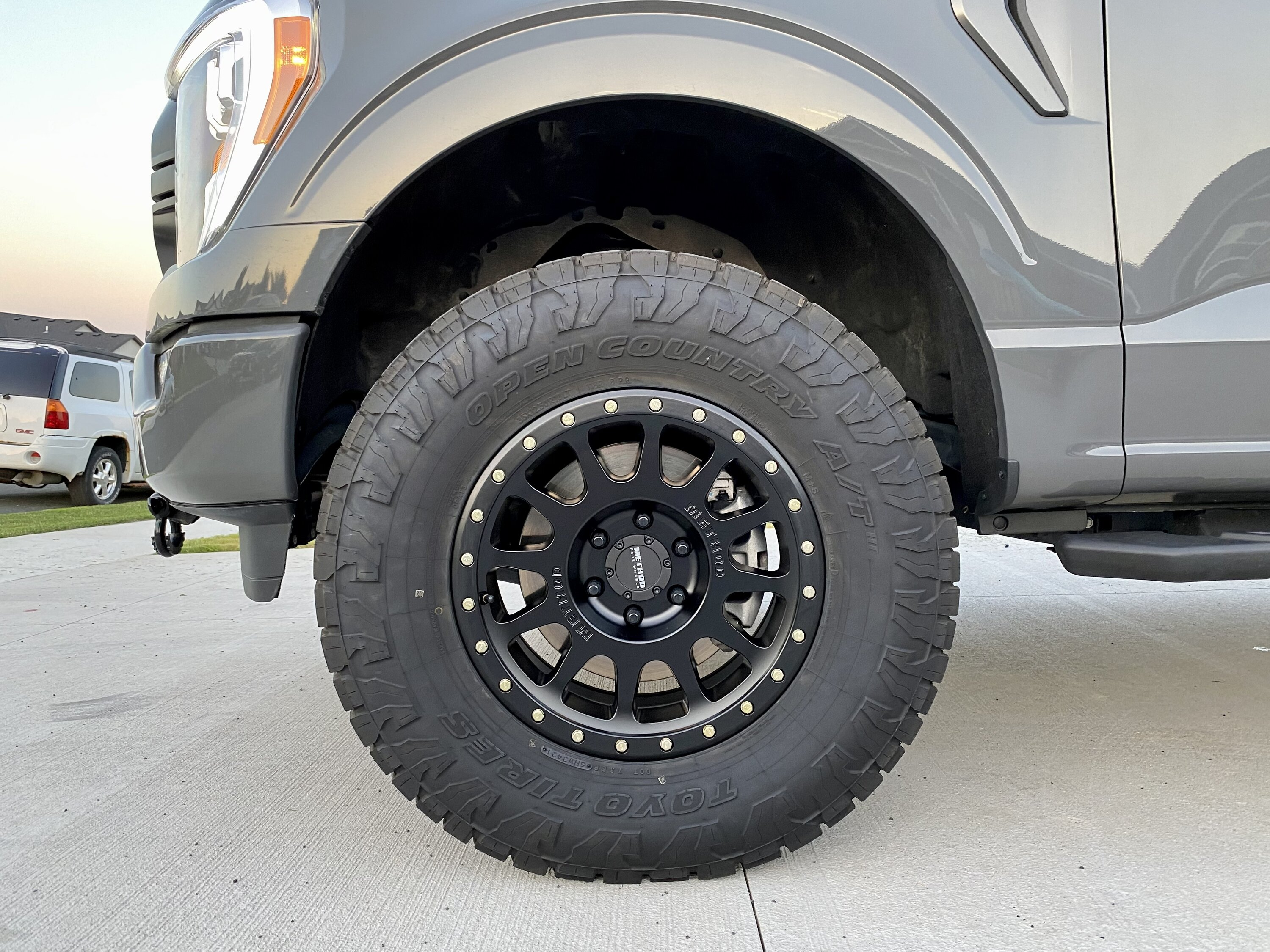 photo 4 Ford F-150 custom wheels 18x9.0, ET +18, tire size 35X12.5 R18. x ET