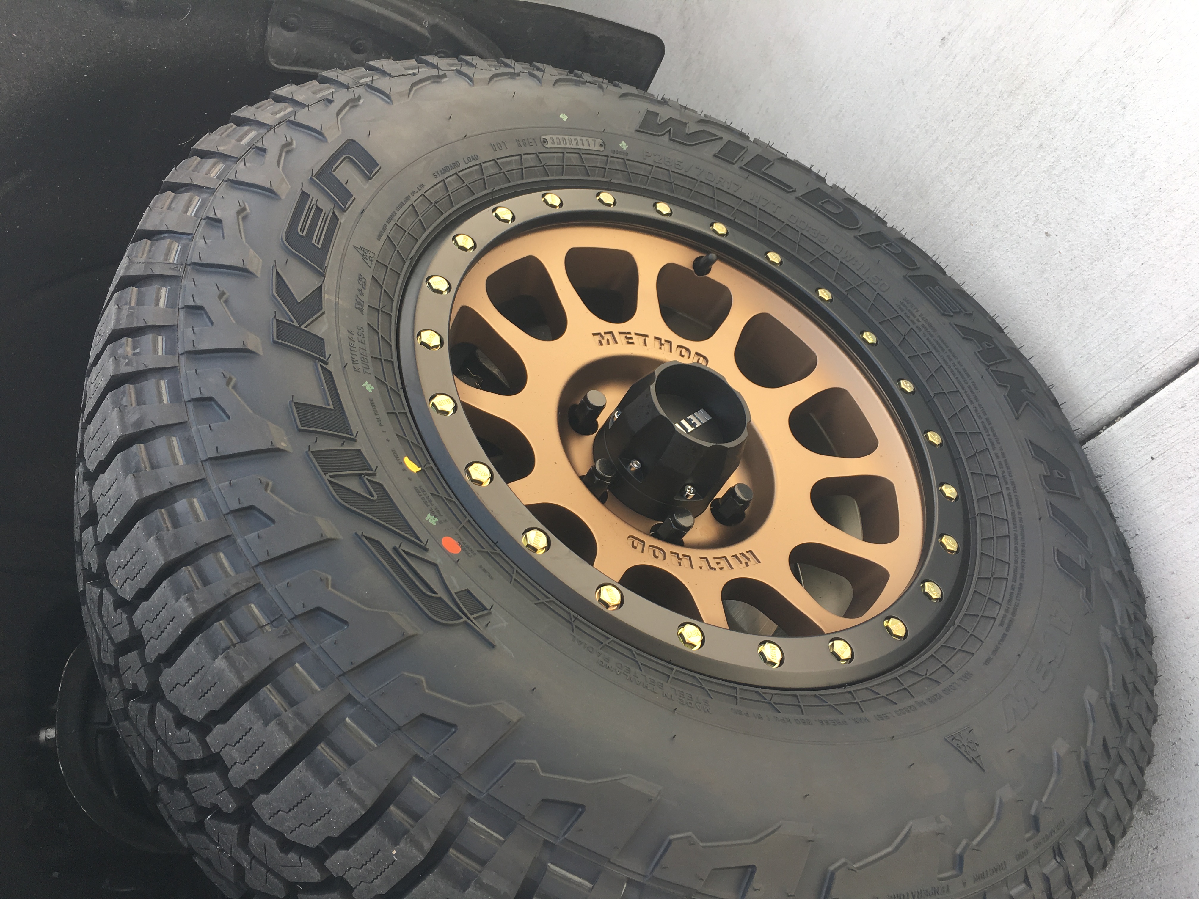 photo 2 Chevrolet Silverado 1500 custom wheels   17x8.5, ET -12, tire size 285/70 R17. x ET 
