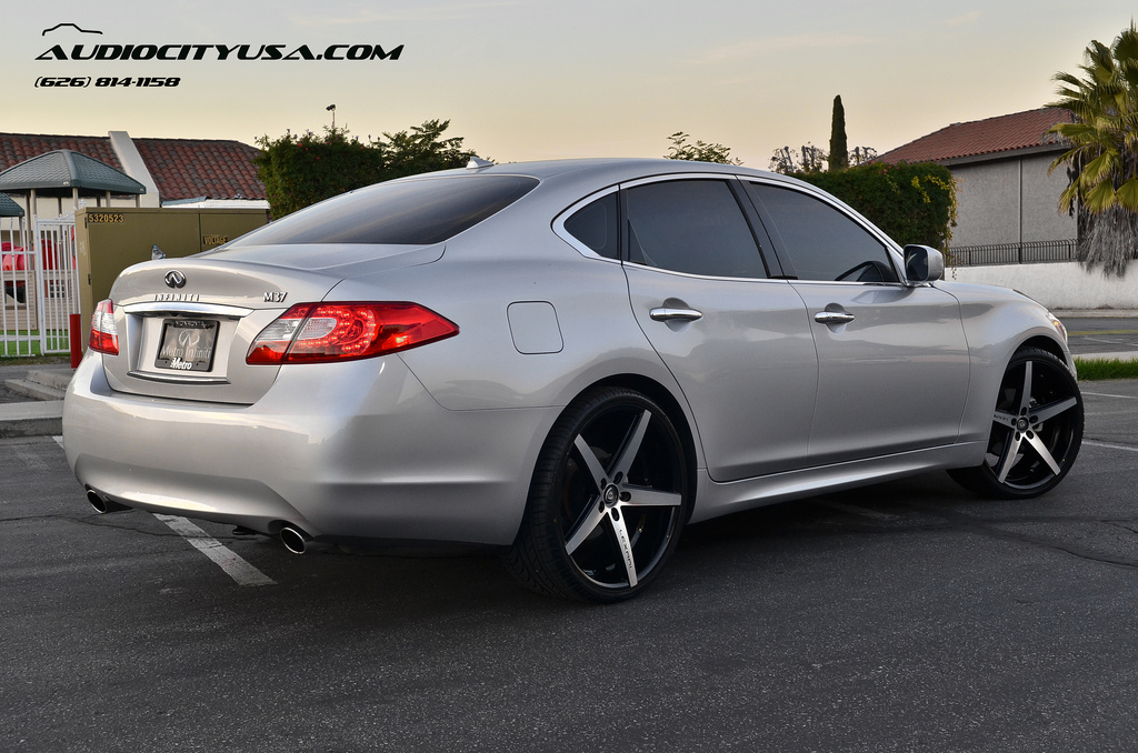 photo 2 Infiniti M37 custom wheels Lexani R Four 22x9.0, ET , tire size 265/30 R22. 22x10.0 ET 295/25 R22