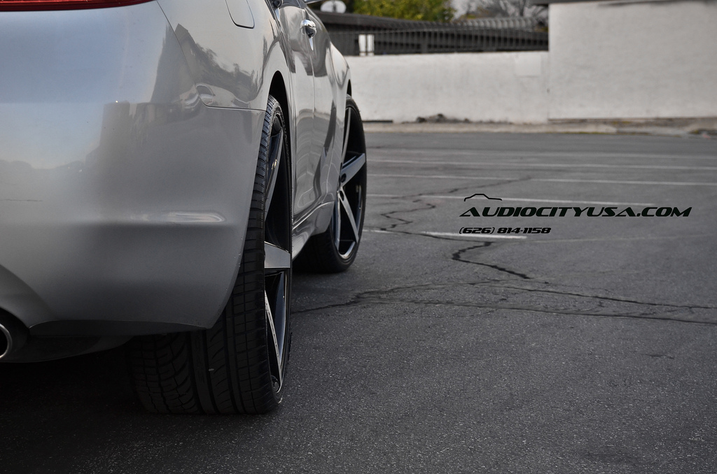 photo 4 Infiniti M37 custom wheels Lexani R Four 22x9.0, ET , tire size 265/30 R22. 22x10.0 ET 295/25 R22