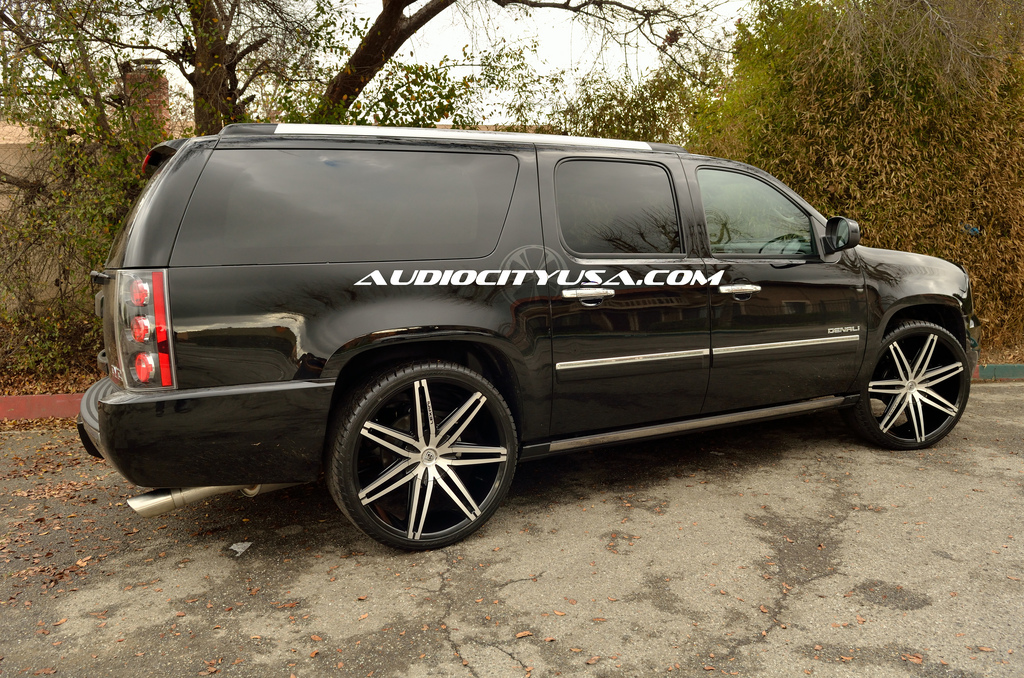 photo 2 GMC Yukon custom wheels Lexani Johnson 26x10.0, ET , tire size 305/30 R26. x ET