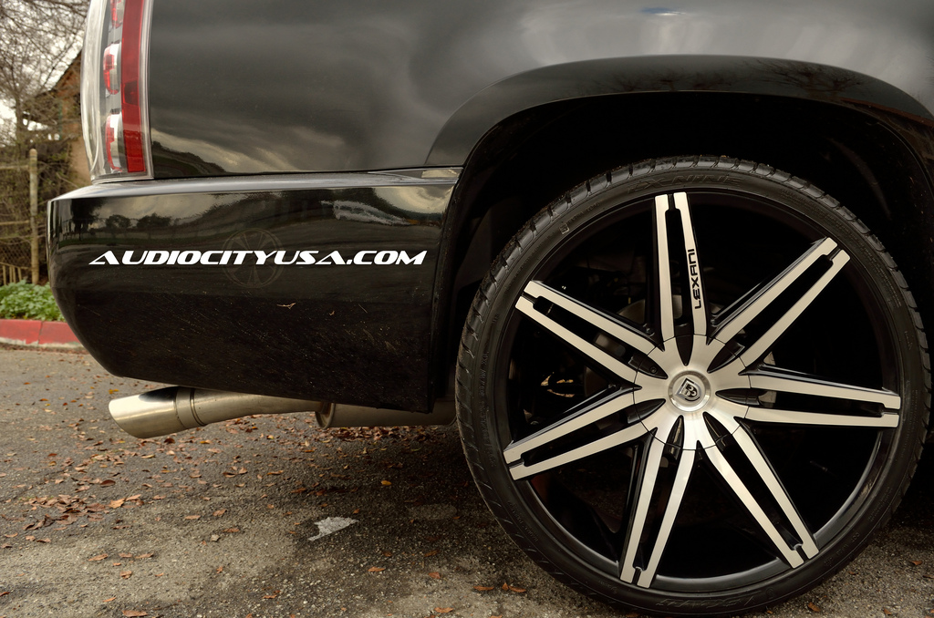 photo 1 GMC Yukon custom wheels Lexani Johnson 26x10.0, ET , tire size 305/30 R26. x ET
