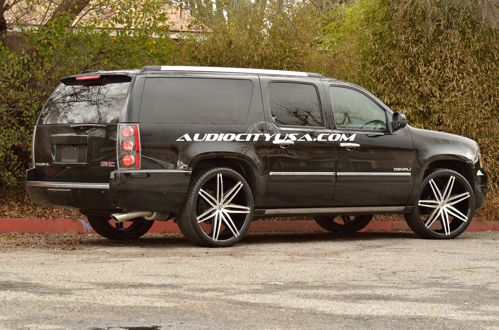 photo 5 GMC Yukon custom wheels Lexani Johnson 26x10.0, ET , tire size 305/30 R26. x ET