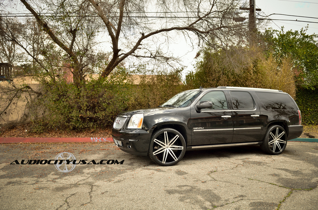photo 7 GMC Yukon custom wheels Lexani Johnson 26x10.0, ET , tire size 305/30 R26. x ET
