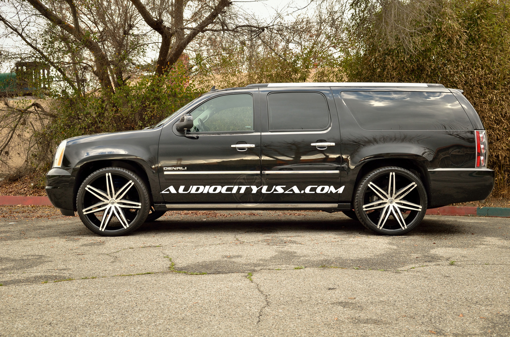 photo 8 GMC Yukon custom wheels Lexani Johnson 26x10.0, ET , tire size 305/30 R26. x ET