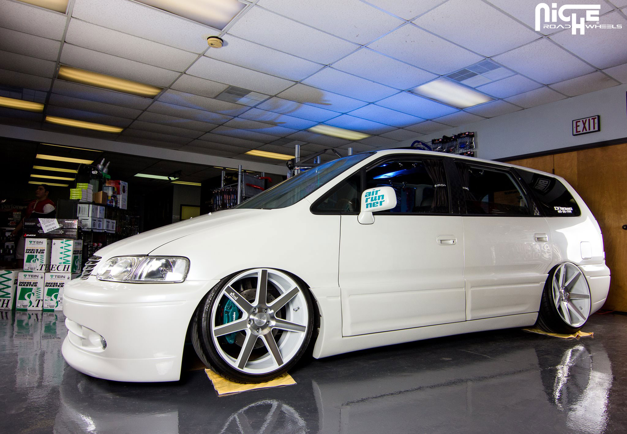 photo 4 Honda Odyssey custom wheels Niche Verona - M151  20x9.0, ET , tire size 215/35 R20. 20x10.5 ET 235/35 R20