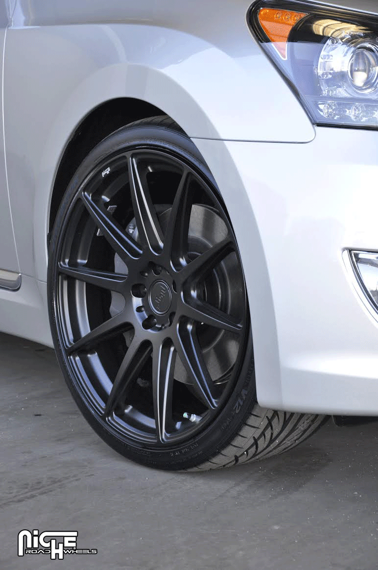 photo 1 Hyundai Equus custom wheels Niche Essen - M147 21x9.0, ET , tire size X R21. 21x10.5 ET 