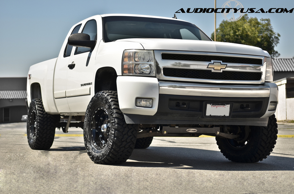 photo 2 Chevrolet Silverado 2500HD custom wheels XD Hoss 18x, ET , tire size 315/70 R18. x ET 