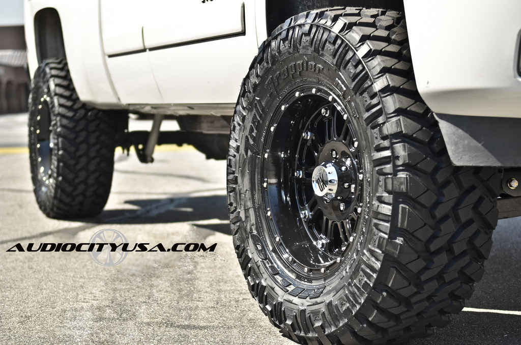 photo 3 Chevrolet Silverado 2500HD custom wheels XD Hoss 18x, ET , tire size 315/70 R18. x ET 