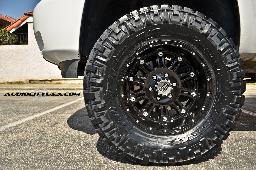 photo 1 Chevrolet Silverado 2500HD custom wheels XD Hoss 18x, ET , tire size 315/70 R18. x ET 