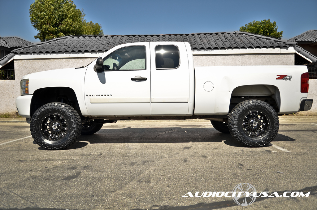 photo 7 Chevrolet Silverado 2500HD custom wheels XD Hoss 18x, ET , tire size 315/70 R18. x ET 