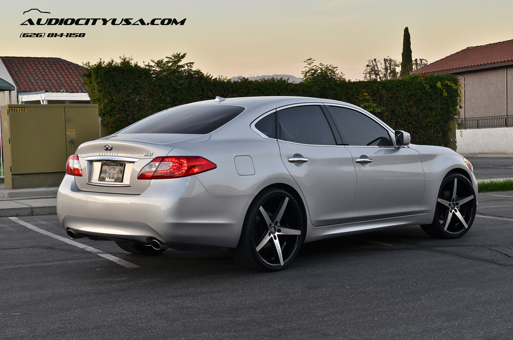 photo 4 Infiniti M37 custom wheels Lexani R four 22x9.0, ET , tire size 265/30 R22. 22x10.0 ET 295/25 R22