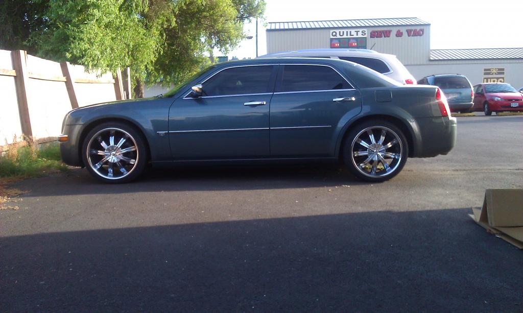 photo 2 Chrysler 300C custom wheels KMC Widow 22x, ET , tire size 265/35 R22. x ET 